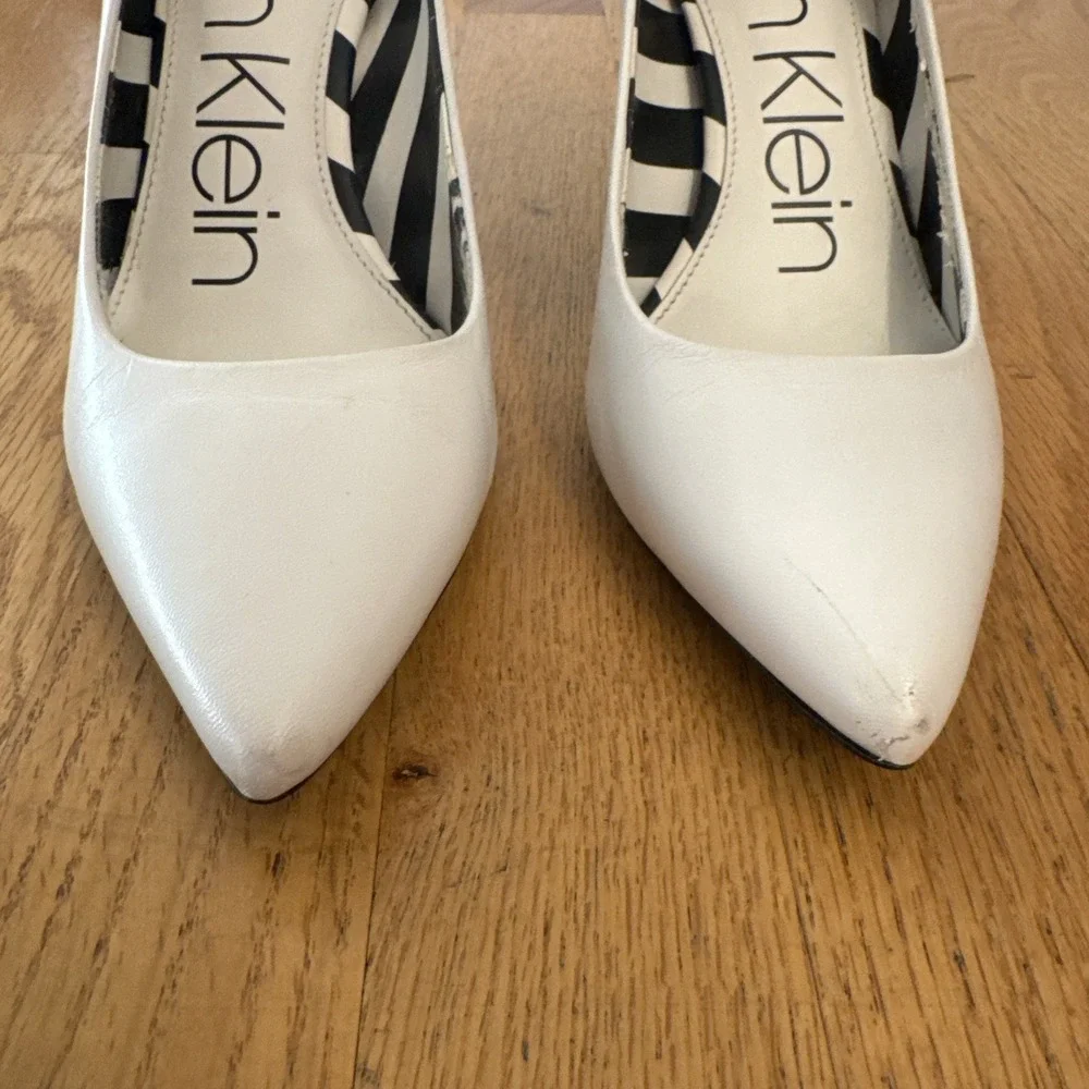 CALVIN KLEIN Ronna White 7M Pointed Toe Pump Heels